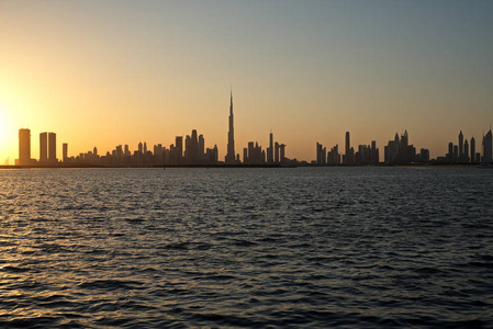 迪拜Slyline从迪拜溪港到迪拜运河市中心和商务湾阿拉伯联合酋长国