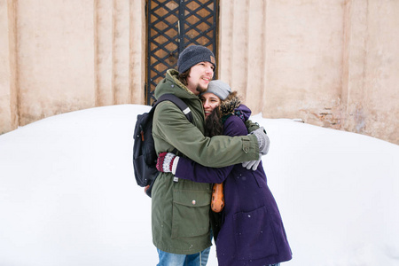 冬雪城快乐的年轻夫妇图片
