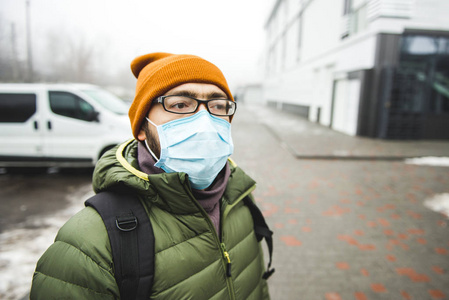 在街上戴着面具的男人防止病毒和抓地力