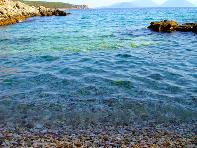 希腊莱夫卡达岛上许多隐藏的小海滩之一。