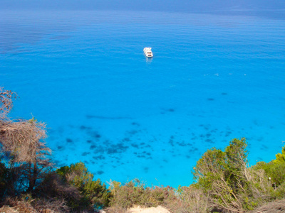 希腊莱夫卡达岛晶莹剔透的蓝海。
