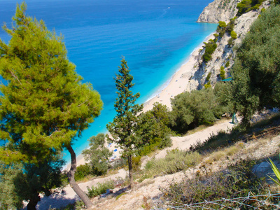 美丽的蓝色海洋和海滩在希腊的莱夫卡达岛。