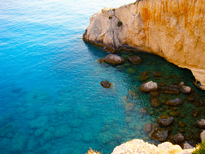 清澈的蓝海和希腊莱夫卡达岛的克利夫斯。