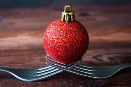 圣诞装饰球在两个叉子上