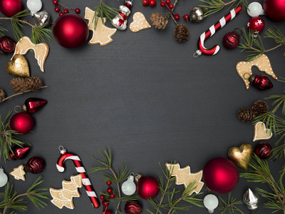 圣诞背景，红色和绿色树枝，姜饼饼干