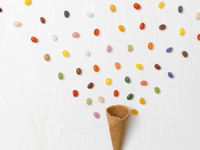 白色背景下分离的彩色果冻冰淇淋