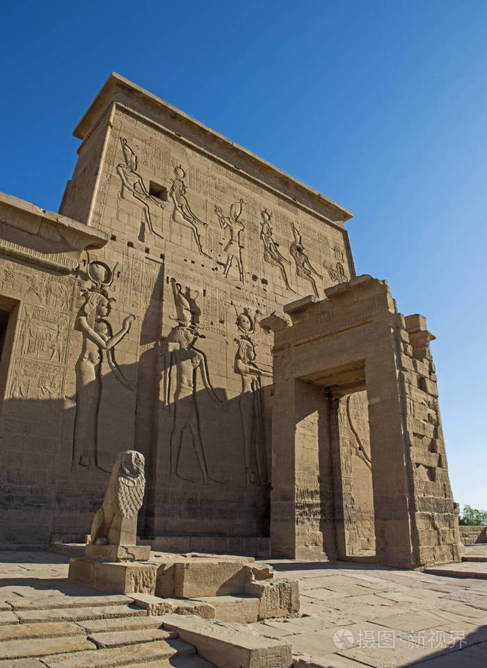 古埃及伊希斯寺入口处墙上的象形文字雕刻