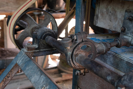 关闭老式机器.旧碾米机回转齿轮.照片