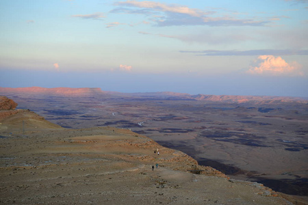 以色列南部内盖夫沙漠 makhtesh ramon 的骆驼岩 mitzpe ramon 火山口的日落