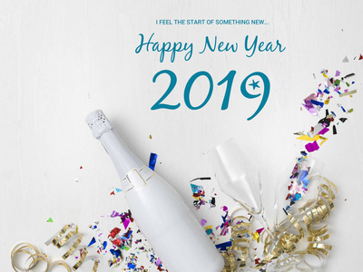 带有眼镜和装饰物品的香槟瓶的新年组成背景