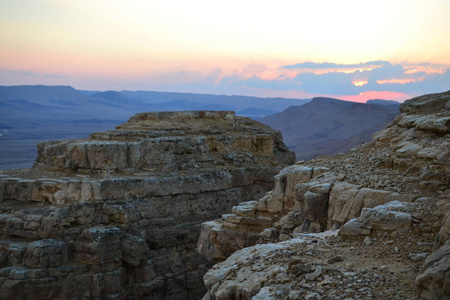 以色列南部内盖夫沙漠 makhtesh ramon 的骆驼岩 mitzpe ramon 火山口的日落