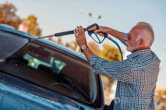 洗车高级男子用高压水清洗他的车