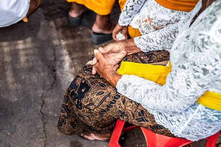巴厘岛人在传统的仪式上祈祷。巴厘岛