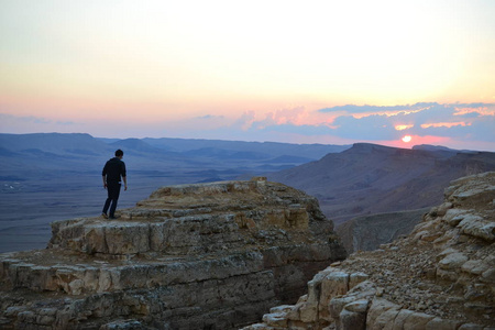 以色列南部内盖夫沙漠 makhtesh ramon 的骆驼岩 mitzpe ramon 火山口的日落