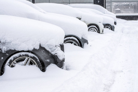 前轮罩和保险杠的雪景下乱停的汽车数量