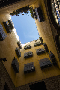巴塞罗那哥特式街区拱门元素的照片