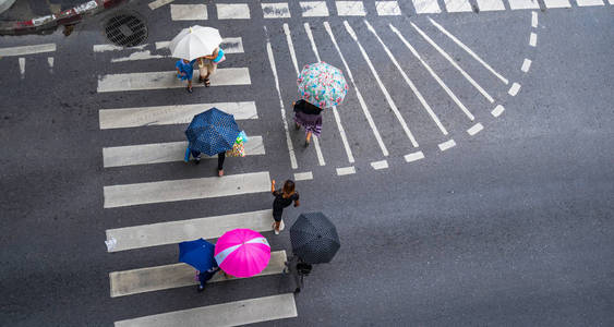 马路地面鸟瞰城市中行人过马路的人在街上行走的行人过马路照片