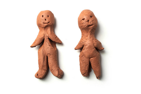 在白色背景下塑造男性的兵马俑特写照片