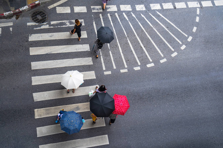 雨天街头行人过马路图片
