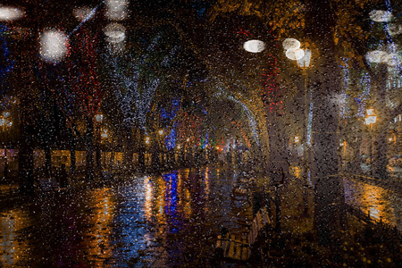 城市街道夜景模糊的夜景. 雨后夜晚城市的古老中心.