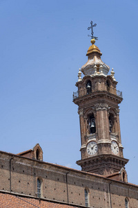意大利山麓历史大教堂的钟楼杜莫