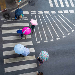 马路地面鸟瞰城市中行人过马路的人在街上行走的行人过马路照片