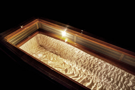 圣洁的线程在棺材里图片