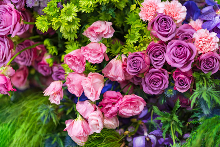 混合多种颜色的玫瑰花装饰五颜六色的婚礼花背景