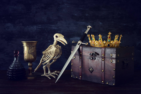 低调形象的美丽女王国王皇冠酒杯鸟骨架和剑。 中世纪时期的幻想