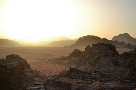 沙漠之旅穿越瓦迪朗姆酒荒野的沙丘, 约旦, 中东, 徒步, 攀登, 驾驶