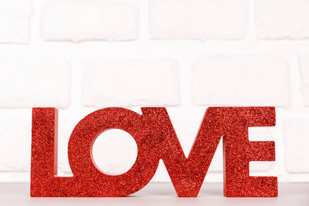 红色标志爱。 情人节的概念。 时尚简约的假日设计背景。 柔和的焦点。 水平的。 活珊瑚主题颜色2019年