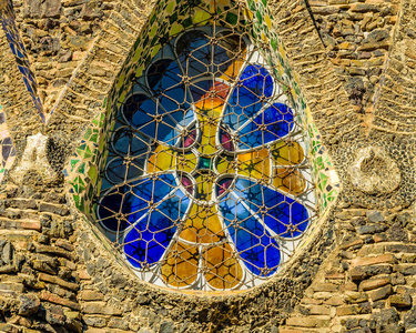 西班牙加泰罗尼亚2018年1月马赛克艺术玻璃窗盖尔隐窝,一个杰作高迪