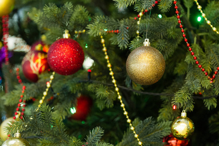 新年。 庆祝活动。 玩具挂在圣诞树的背景上