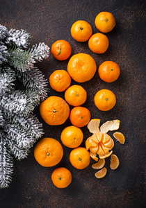 新鲜成熟的橘子在棕色生锈的背景