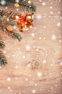 木制背景上有冷杉树枝的圣诞钟声。 圣诞节和新年快乐作文。 平躺式顶部视图