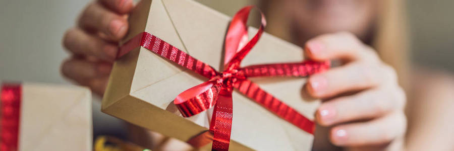 有礼物的女人用手工纸包装新年。