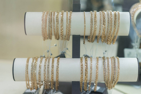 金手镯在黄金集市珠宝店的展示窗口。 商店里迎风飘来的金手镯