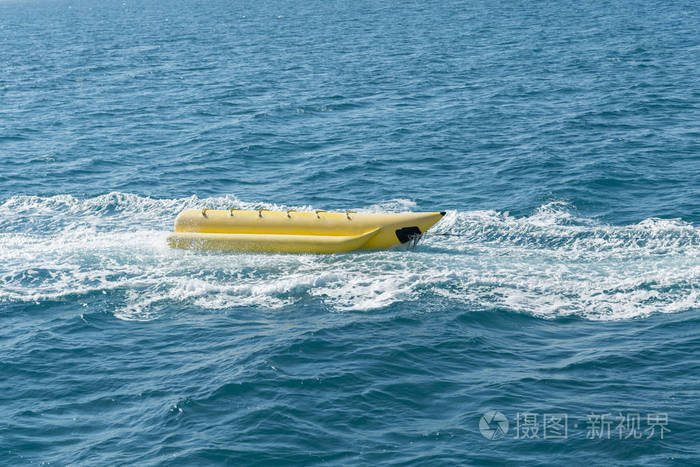 空的充气黄色香蕉船在海里. 香蕉船在夏天的海面上玩香蕉船在海上.照