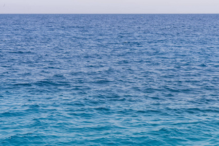 蓝色波浪和天空蓝色的海洋背景. 美丽的天空和蓝色的海洋或海洋.