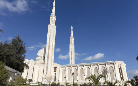 在阳光明媚的日子里，康斯坦丁市的阿尔及利亚大清真寺