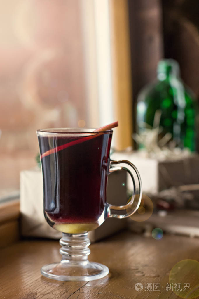 桌上酒杯装酒真实图片图片