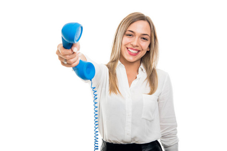 美丽的商务女性，手拿蓝色电话接收器，在白色背景上微笑，带有复印空间广告区域