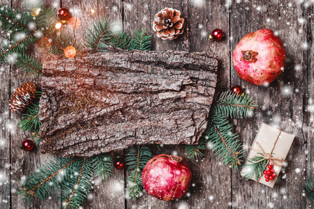 圣诞作文与圣诞礼物树皮纹理铅笔杉树枝松果在木制背景。 圣诞节和新年快乐卡。 平躺式顶部视图