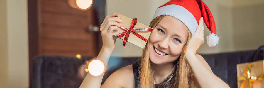 年轻女子摆着礼物，裹着手工纸，准备圣诞