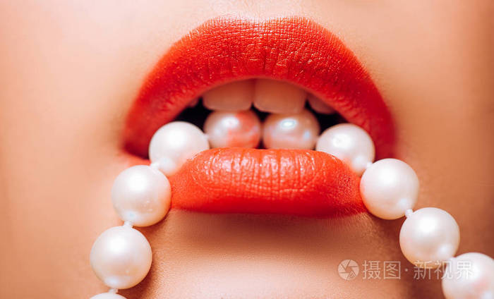 红嘴唇.豪华的嘴唇与珍珠.纹理嘴唇和哑光口红.紫色的哑光口红.