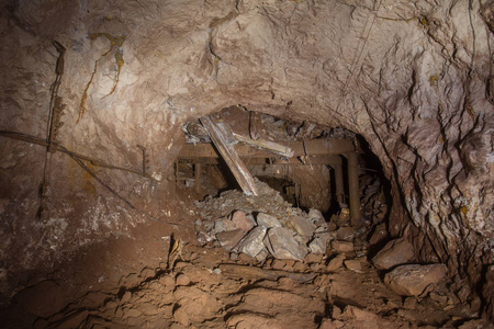地下废弃金矿铁矿矿井隧道隧道通道坍塌照片