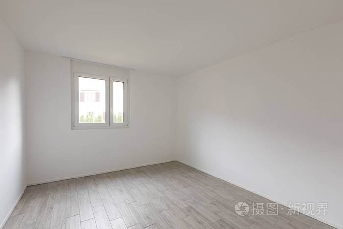 空房间,有白色的墙壁和窗户,可以看到风景. 里面没有人