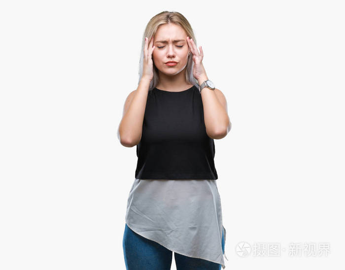 年轻的金发女人在孤立的背景上，手在头上疼痛，因为压力。 偏头痛。