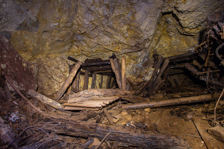 地下废弃的金矿,铁矿,矿山,竖井,隧道,通道,通道,木木材照片