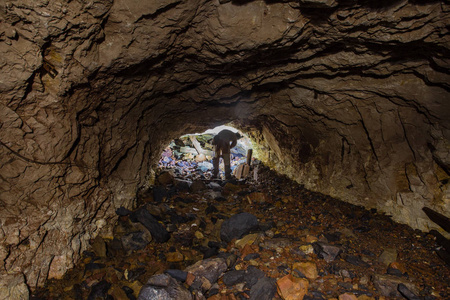 煤矿井下废弃金矿矿井隧道隧道通道照片